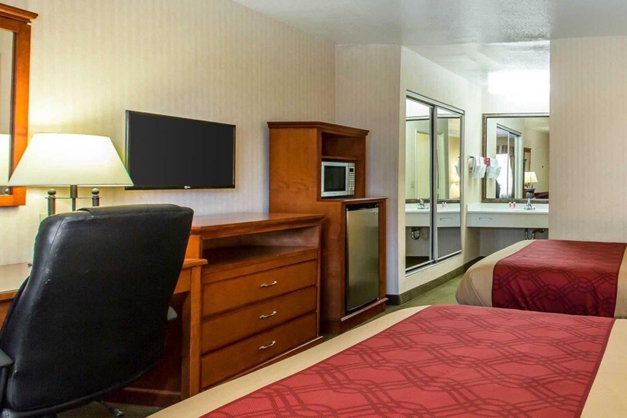 Econo Lodge Inn & Suites Riverside - Corona Exterior foto
